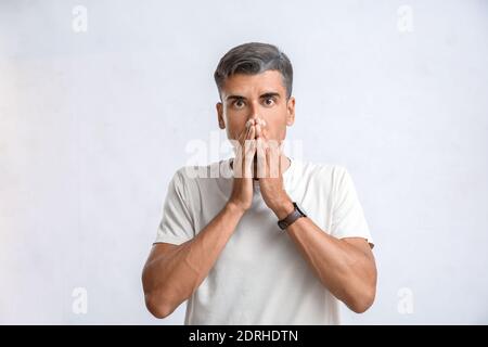 Gestresster Mann mit grauem Haar auf hellem Hintergrund Stockfoto