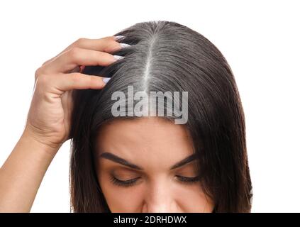 Gestresste Frau mit grauem Haar auf weißem Hintergrund Stockfoto