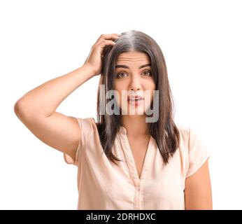 Gestresste Frau mit grauem Haar auf weißem Hintergrund Stockfoto