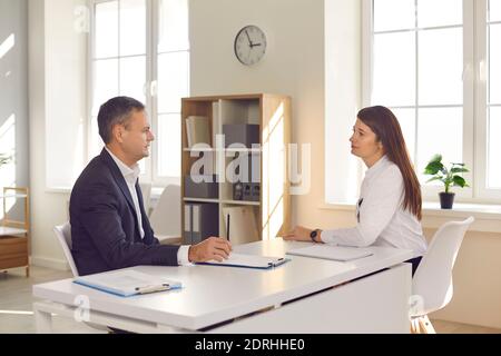 Junger Mann und Frau mit formellen Büro Treffen und sprechen Über Geschäftsangelegenheiten Stockfoto