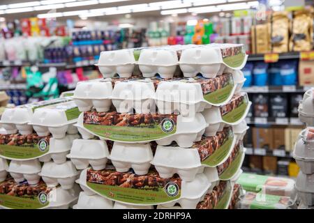 Kartons mit frischen Eiern mit fröhlicher Weihnachtsbotschaft zum Verkauf In einem Supermarkt in Sydney Stockfoto