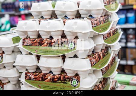 Kartons mit frischen Eiern mit fröhlicher Weihnachtsbotschaft zum Verkauf In einem Supermarkt in Sydney Stockfoto