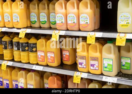 Gekühlte, frische Saftgetränke zum Verkauf in einem australischen Supermarkt In Sydney einschließlich Getränke der Marke Nudie Stockfoto