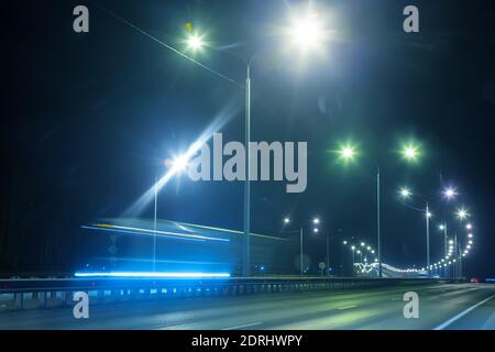 Winter Autobahn bei Nacht glänzte mit Lampen Stockfoto