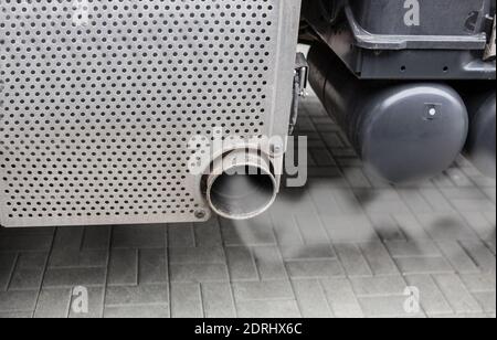 Rauch aus dem Auspuffrohr des Staplers. Luftverschmutzung. Stockfoto