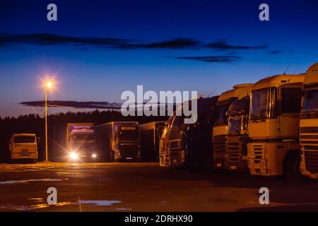 LKW und Sattelanhänger in der Nacht Parkplatz vor dem Stadt an der Autobahn Stockfoto