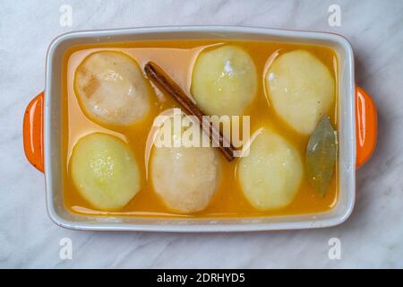 Vorbereitete und geschälte Birnen zum Backen im Ofen, Nahaufnahme, Draufsicht Stockfoto