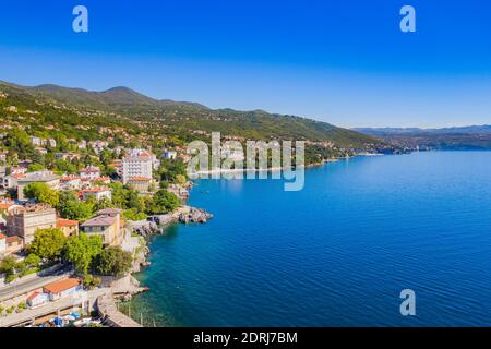 Kroatien, schöne Stadt Lovran, Strandpromenade, Luftpanorama in Kvarner Bucht Küste, beliebtes Touristenziel Stockfoto