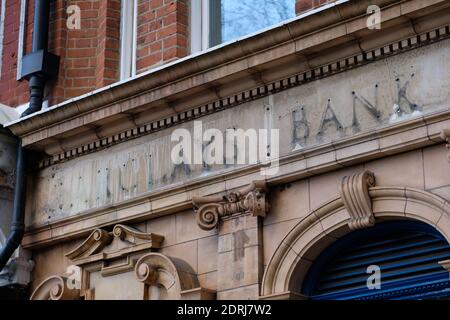 Die Überreste eines Schildes über einer ehemaligen Niederlassung der Barclays Bank, die jetzt geschlossen ist, in Kew Gardens im Südwesten Londons. Stockfoto