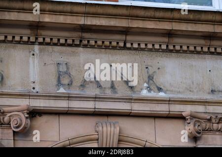 Die Überreste eines Schildes über einer ehemaligen Niederlassung der Barclays Bank, die jetzt geschlossen ist, in Kew Gardens im Südwesten Londons. Stockfoto
