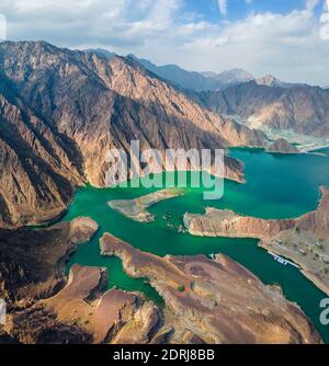 Hatta Dam See in den Bergen Enklave Region von Dubai, Vereinigte Arabische Emirate Luftaufnahme Stockfoto