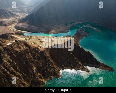 Hatta Dam See in den Bergen Enklave Region von Dubai, Vereinigte Arabische Emirate Luftaufnahme Stockfoto