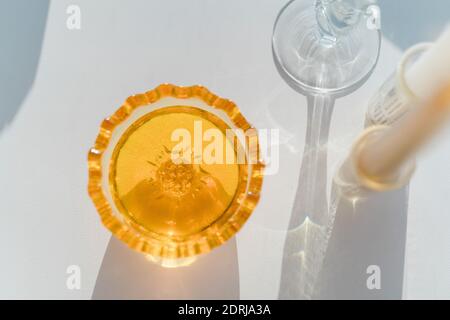 Frau gießt Honig in Glasschüssel. Rohe gesunde Lebensmittel Stockfoto