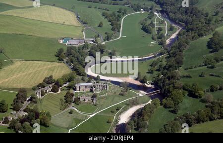 Luftaufnahme von Bolton Abbey Dorf einschließlich Bolton Priory eine Touristenattraktion des Flusses Wharf, in der Nähe Skipton, North Yorkshire Stockfoto