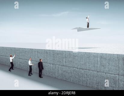 Der Mensch nutzt eine unkonventionelle Strategie, um ein Problem zu lösen, andere Menschen können keine Lösung finden. Stockfoto
