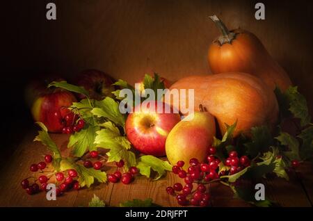 Stillleben im Herbst im rustikalen Stil auf dunklem Holzhintergrund. Stockfoto