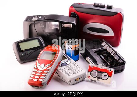 Alte veraltete Elemente, die in einer Gruppe auf weißem Hintergrund gesammelt wurden Stockfoto