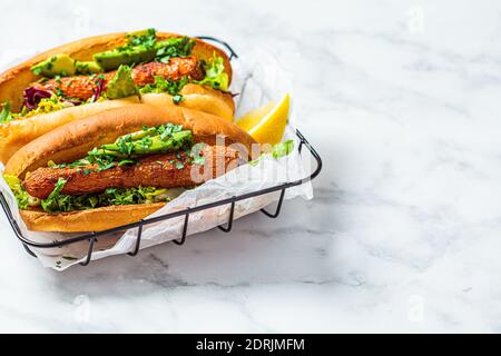 Vegane Karotten Hot Dog mit Salat und Avocado. Gesunde Ernährung Konzept. Stockfoto