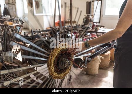 Nyons (Südestern Frankreich): Scourtinerie, die letzte Fabrik zur Herstellung von „Scourtins“ (Nylonfaserscheiben) aus der Provence. „Courtins“ sind Filter, die verwendet werden Stockfoto