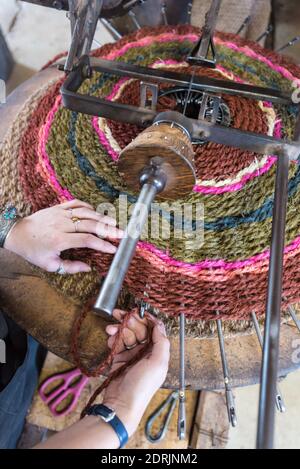 Nyons (Südestern Frankreich): Scourtinerie, die letzte Fabrik zur Herstellung von „Scourtins“ (Nylonfaserscheiben) aus der Provence. „Courtins“ sind Filter, die verwendet werden Stockfoto