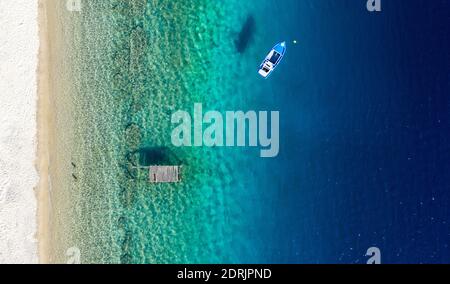 Luftpanorama der Mittelmeerküste mit weißem Sandstrand und blauem Wasser. Blick von oben auf Segelboot und Pier mit Kopierer Raum tropischen Sommer Backgr