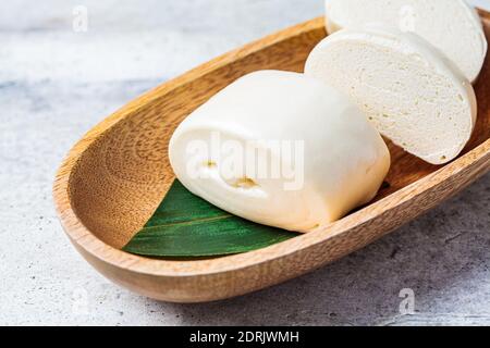 Chinesischer gedünsteter Reis rollt Brötchen auf einem Holzteller. Chinesisches Essenskonzept. Stockfoto