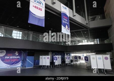 Jerusalem, Israel. Dezember 2020. Maccabi Health Services bereiten sich auf die Verabreichung von COVID-19-Impfstoffen im Pais Arena Sports Complex in Jerusalem vor. Die erste Phase der Impfung der Öffentlichkeit wird später heute für Menschen über 60 Jahren mit dem Pfizer-Impfstoff beginnen. Über 200,000 Menschen haben landesweit bereits Termine reserviert, um geimpft zu werden, während Tausende von anderen mit überforderten und versagenden Callcentern und Telefonleitungen zu kämpfen haben. Kredit: Nir Alon/Alamy Live Nachrichten Stockfoto