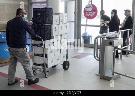 Jerusalem, Israel. Dezember 2020. Pfizer-Impfstoffe kommen im Pais Arena Sports Complex in Jerusalem an, wo sich die Maccabi Health Services auf die Verabreichung von COVID-19-Impfstoffen für die Öffentlichkeit heute vorbereiten, für Menschen über 60 Jahren. Über 200,000 Menschen haben landesweit bereits Termine reserviert, um geimpft zu werden, während Tausende von anderen mit überforderten und versagenden Callcentern und Telefonleitungen zu kämpfen haben. Kredit: Nir Alon/Alamy Live Nachrichten Stockfoto