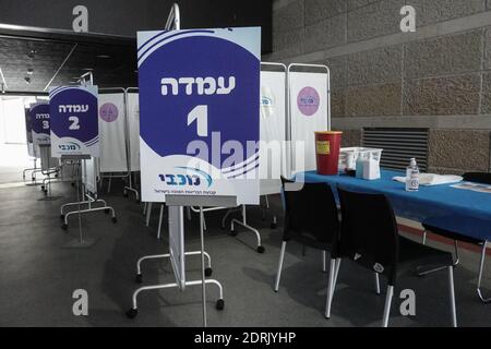 Jerusalem, Israel. Dezember 2020. Maccabi Health Services bereiten sich auf die Verabreichung von COVID-19-Impfstoffen im Pais Arena Sports Complex in Jerusalem vor. Die erste Phase der Impfung der Öffentlichkeit wird später heute für Menschen über 60 Jahren mit dem Pfizer-Impfstoff beginnen. Über 200,000 Menschen haben landesweit bereits Termine reserviert, um geimpft zu werden, während Tausende von anderen mit überforderten und versagenden Callcentern und Telefonleitungen zu kämpfen haben. Kredit: Nir Alon/Alamy Live Nachrichten Stockfoto