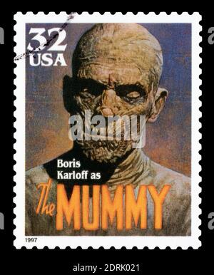 VEREINIGTE STAATEN von AMERIKA - UM 1997: Eine in den USA gedruckte Briefmarke zeigt das Porträt von William Henry Pratt Boris Karloff als Mumie, um 1997. Stockfoto