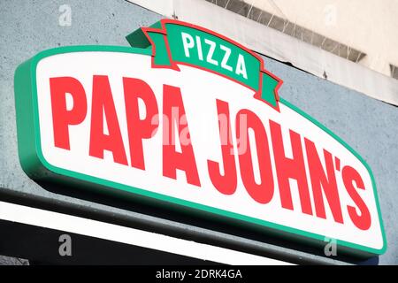 Papa John's Logo über einer Pizza zum Mitnehmen in Wokingham, Berkshire, Großbritannien Stockfoto