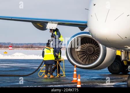 Nahaufnahme eines weißen Passagierflugzeugs, das betankt Stockfoto