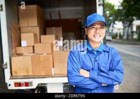 Lächelnder junger Lieferwagenfahrer Stockfoto