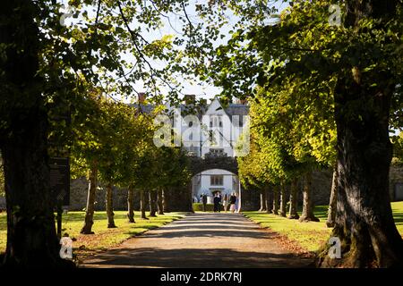 Cf184 UK, Wales, Cardiff, St Fagans, National Museum of History, Hochzeitsgäste im Schlosshof Stockfoto