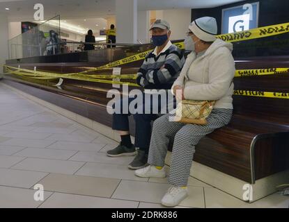 Glendale, Usa. Dezember 2020. Last-Minute-Weihnachtseinkäufer werden am Sonntag, den 20. Dezember 2020, in der Glendale Galleria in Glendale, Kalifornien, im abgesperrten Food Court gesehen. Die Verbraucher durften die Lebensmittel, die sie in L.A. gekauft hatten, nicht essen Regionale Bestimmungen. Foto von Jim Ruymen/UPI Kredit: UPI/Alamy Live Nachrichten Stockfoto