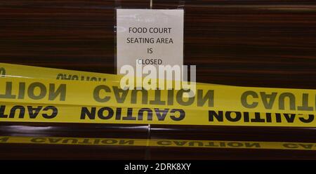 Glendale, Usa. Dezember 2020. Ein Schild informiert die Weihnachtseinkäufer in letzter Minute der Food Court ist am Sonntag, 20. Dezember 2020 in der Glendale Galleria in Glendale, Kalifornien, geschlossen. Die Verbraucher durften die Lebensmittel, die sie in L.A. gekauft hatten, nicht essen Regionale Bestimmungen. Foto von Jim Ruymen/UPI Kredit: UPI/Alamy Live Nachrichten Stockfoto