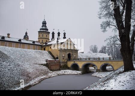 Historische Burg, Kulturerbe von Belarus - Nesvizh Burg im Winter. Stockfoto