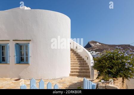 Blick auf die weißen Villen in einem beliebten Resort auf Folegandros Island. Archipel Der Kykladen, Griechenland. Stockfoto