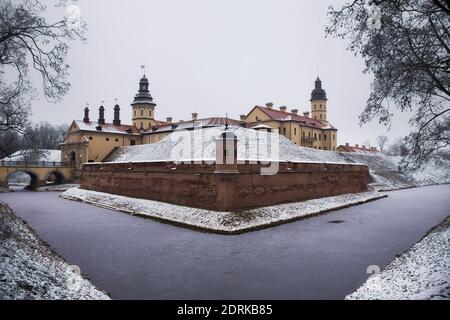 Historische Burg, Kulturerbe von Belarus - Nesvizh Burg im Winter. Stockfoto