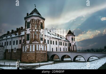 Schöne Aussicht auf mir Castle in den Strahlen der Untergehende Sonne Stockfoto