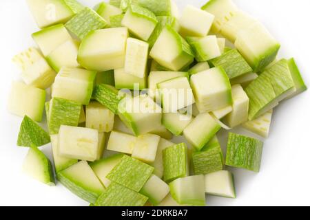 Nahaufnahme einer Handvoll gehackter grüner Kürbis Stockfoto