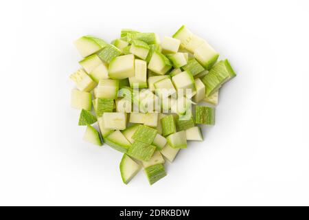 Draufsicht auf einen Haufen gewürfelter grüner Zucchini Weißer Hintergrund Stockfoto