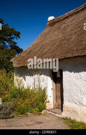 Großbritannien, Wales, Cardiff, St Fagans, National Museum of History, Nantwallter Cottage, c1770 Schlamm (Clom) gebaut Bauernhof Arbeiter Haus von Tallaris Carmarthensh Stockfoto