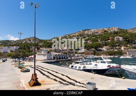 Javea Spanien Marina mit Booten im Sommer mit blauem Himmel Und Meer auch als Xabia bekannt Stockfoto