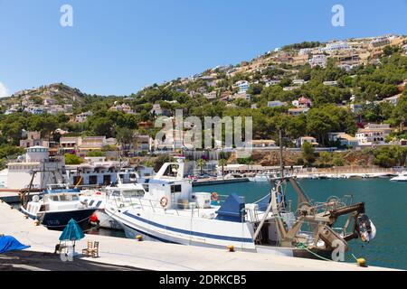 Javea Spanien Marina mit Booten im Sommer mit blauem Himmel Und Meer auch als Xabia bekannt Stockfoto