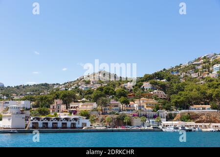 Javea Marina Spanien im Sommer mit blauem Himmel und Meer Auch bekannt als Xabia Stockfoto