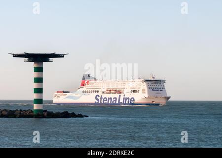 HOEK VAN HOLLAND, ROTTERDAM, NIEDERLANDE - 3. MÄRZ 2015: Die Fähre Stena Britannica kommt am Eingang des Hafens von Hoek van Holla an Stockfoto