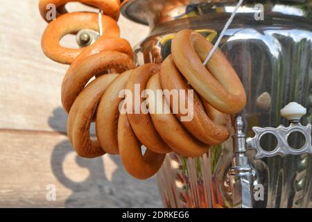 Frische leckere Brotringe Bagels, Sushki oder Baranki auf alten russischen Samowar Nahaufnahme Stockfoto