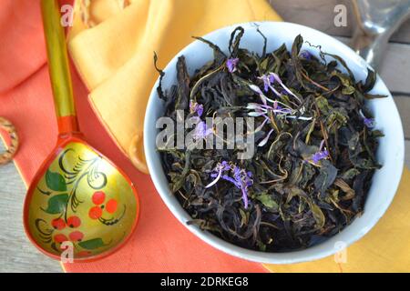 Blühender sally getrockneter Tee. Epilobium angustifolium, Epilobium, Purple Alpine Fireweed. Belarussische Traditiona helthy Küche. Draufsicht Stockfoto