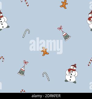 Weihnachten handgezeichnete nahtlose Muster mit Neujahr niedlichen festlichen Cartoon Objekte.Lustige Lebkuchen Mann, Zuckerrohr, Glocke und Schneemann auf blauem Hintergrund Stockfoto